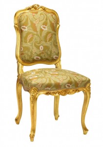 La chaise Louis XVI « Royaumont doré » de Taillardat a aussi une allure royale…