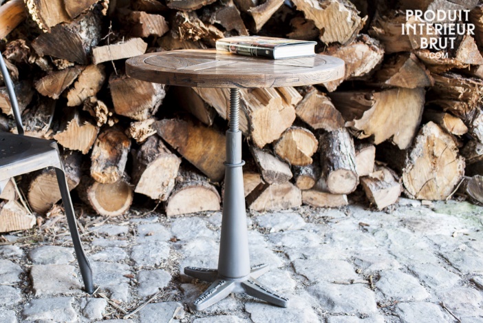 Petite table industrielle bois et fonte Merritt. 