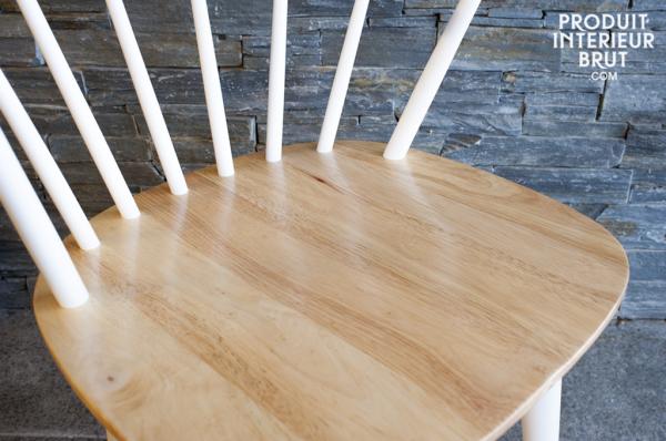 Une chaise vintage en bois de style scandinave…